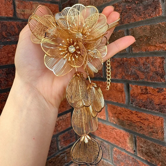 Zara Kate Middleton Famous Cascading Floral Necklace - Picture 7 of 13